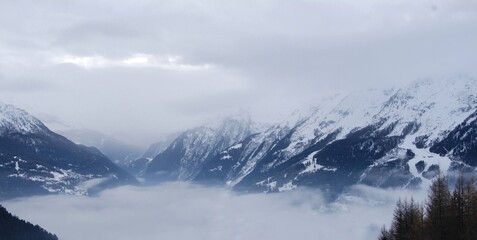 Obraz premium clouds over the mountains