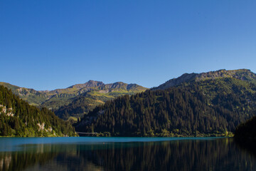 Fototapeta na wymiar Lac de montagne entouré des sommets des Alpes