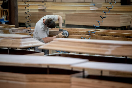 FRA - FABRICATION DE CERCUEILS - USINE BERNIS PROBIS