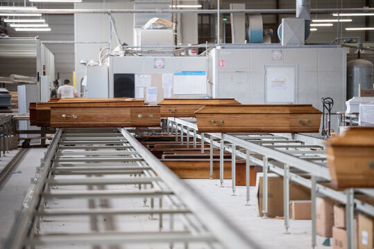 FRA - FABRICATION DE CERCUEILS - USINE BERNIS PROBIS