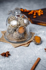 трюфели с облепихой, корицей и бадьяном на сером фоне