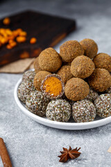 трюфели с облепихой, корицей и бадьяном на сером фоне