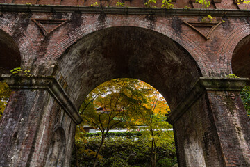 日本　京都、南禅寺の水路閣と紅葉