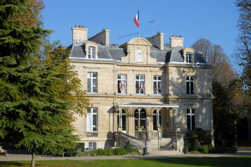 Fototapeta na wymiar Ville de Choisy-le-Roi, l'Hôtel de Ville (ancien château) et son parc, département du Val-de-Marne, France