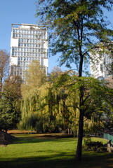 Ville de Choisy-le-Roi, parc de l'Hôtel de Ville, immeuble d'habitation en fond, département du Val-de-Marne, France