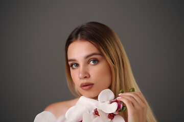 Sexy young woman with flowers - Beautiful portrait of a sexy woman with bright white flowers.