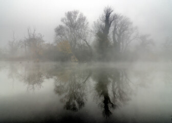 Obraz na płótnie Canvas Fog on the Water