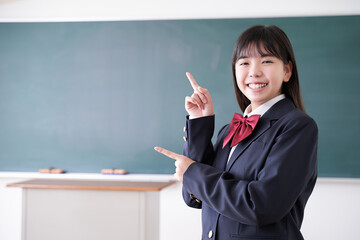 教室で指差しをする日本人女子中学生