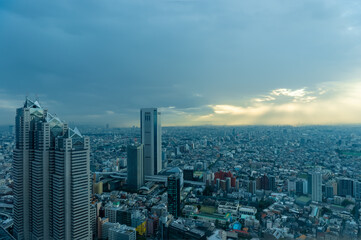 東京都新宿区西新宿にある東京都庁から見た夕方の東京の都市景観