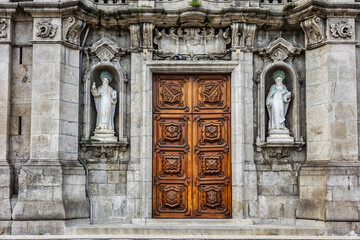 Obraz premium Porto Church of the Venerable Third Order of Nossa Senhora do Carmo (Igreja do Carmo, XVIII century) located at the intersection between Carlos Alberto Square and Rua do Carmo. Porto, Portugal.