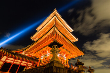 日本　京都、ライトアップされた清水寺の三重塔