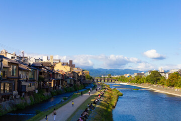 Fototapeta na wymiar 京都市の冬の鴨川と青空