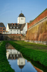 Naklejka premium Kirche und historische Festungsmauer in Jülich