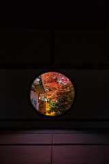 日本　京都、源光庵の悟りの窓から見える紅葉