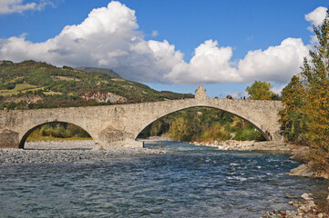 Fototapeta na wymiar Bobbio, il ponte Gobbo sul Trebbia- Piacenza 