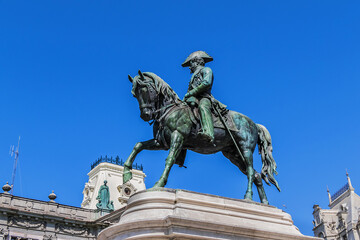 Obraz premium Bronze Equestrian Statue of king Dom Pedro IV (1866) at Praca da Liberdade (Freedom Square) in Avenida dos Aliados (Avenue of the Allies) in Porto downtown. Portugal.