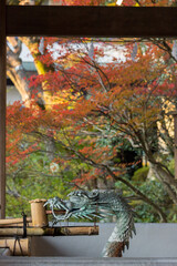 秋の紅葉と日本の神社の手水舎の風景