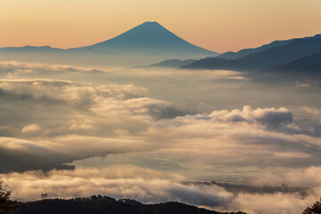 夜明けの高ボッチ高原から諏訪湖の雲海と富士山