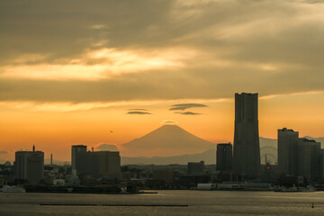 Fototapeta na wymiar 横浜ベイブリッジスカイウォークからみなとみらいと富士山の夕焼け