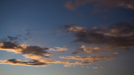Crépuscule serein en été, ponctué de quelques passages nuageux