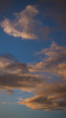 Passages nuageux intermittents durant le crépuscule, en été