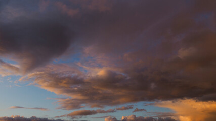 Crépuscule serein et romantique, avec quelques passages nuageux et des reflets fabuleux