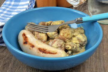 Assiette de boudin blanc cuisiné avec des châtaignes en gros plan