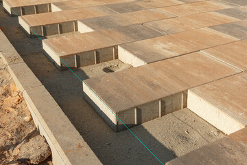 Arrangement of the junction of large paving slabs to the curb.
