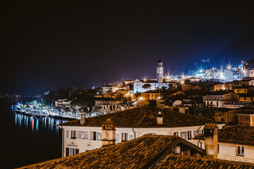 Fototapeta premium Italien Gardasee - Limone Sul Garda bei Nacht