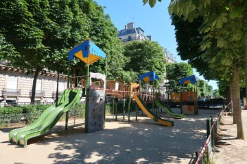 Aire de jeux pour enfants, avec des toboggans, à Paris en été (France) © Florence Piot