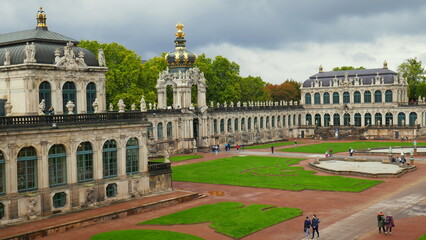 barocker Zwinger mit Umgang und Kronentor vor grünen Bäumen in Dresden und Garten mit Wiese