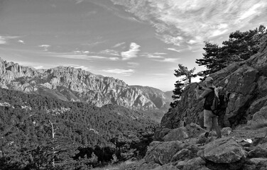 Col de Bavella avec vue sur les aiguilles de Bavella en Corse