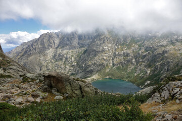 Sur le GR 20 en Corse : le lac du Melo à 1700 m d'altitude