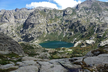 Fototapeta na wymiar Sur le GR 20 en Corse : le lac du Melo à 1700 m d'altitude
