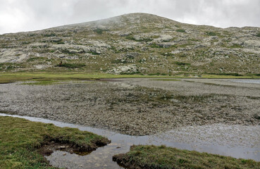 Vue sur les pozzines et le lac de la Bocca a Stazzona avec en arrière plan les massifs du Rotondo et du Cintu
