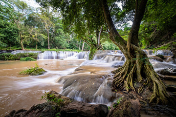 Obraz premium Beautiful waterfall in the forest at Chet Sao Noi Waterfall at Saraburi province Thailand.