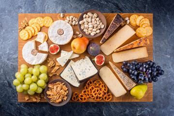 Modern Style traditionelle Party Platte mit Käse, Früchten und Snacks als Draufsicht auf einem...