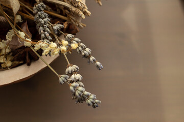 Bouquet de fleurs séchées sur une table en bois