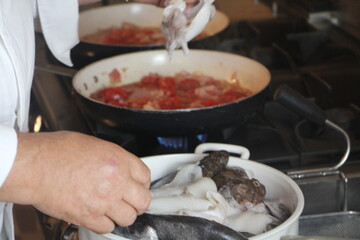 Cucina con cuoco che prepara pesce fresco. Professionale