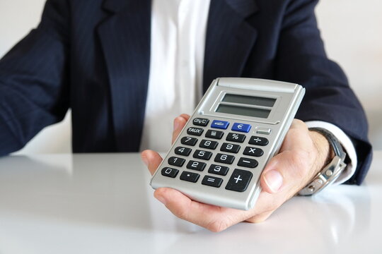 comptable tend une calculatrice