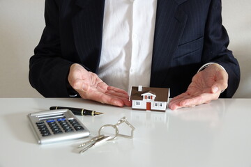 agent immobilier propose une maison