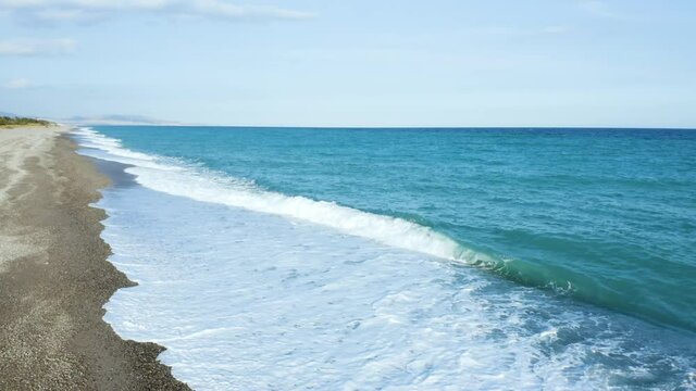 Sorvolo tra mare e spiaggia sabbiosa