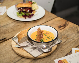 Kartoffelsuppe Rustikal und weihnachtlicher Burger auf Holztisch