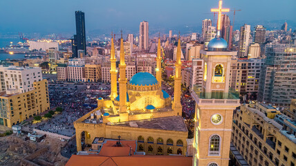 Obraz premium Al Amin Mosque and St. Georges Church in Beirut Downtown