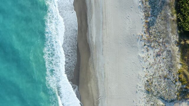 Mare con spiaggia sabbiosa vista verticale