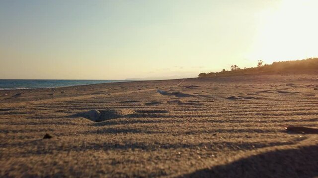 Spiaggia con impronte vuota