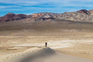 Fototapeta na wymiar Hiking up sand dunes in death valley 