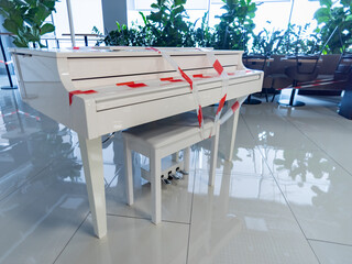 the piano is wrapped with a signal tape, the signal tape on the piano, due to restrictions cannot...