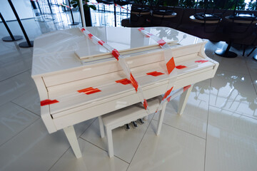 the piano is wrapped with a signal tape, the signal tape on the piano, due to restrictions cannot...