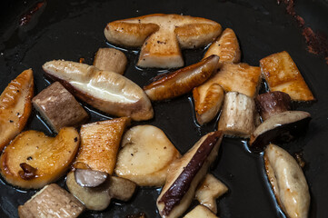 Steinpilze gebraten in einer Pfanne